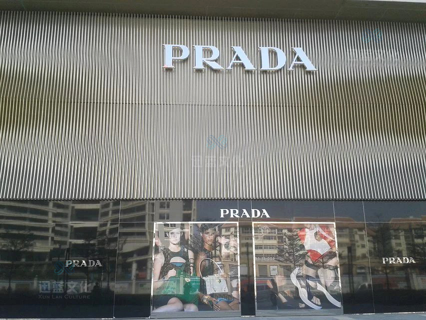 萬象城品牌店櫥窗陳列